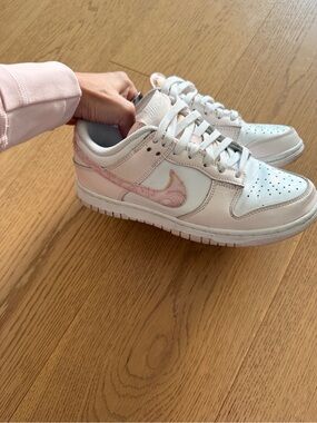 Nike Women's Sakura edition Low-Top Sneakers in White & Light Pink